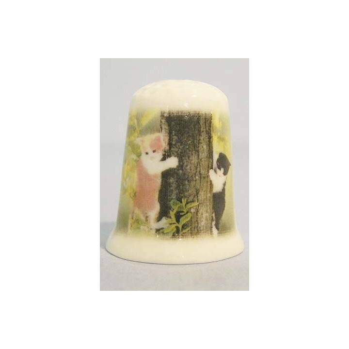 Poezen in boom op een porselein vingerhoedje