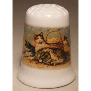 Poezen met mand op een porselein vingerhoedje