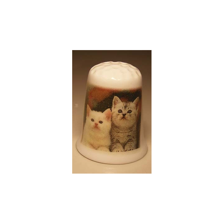 Poezen op een porselein vingerhoedje nr01