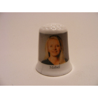 Prinses Mabel Martine Wisse Smit op een porselein vingerhoedje