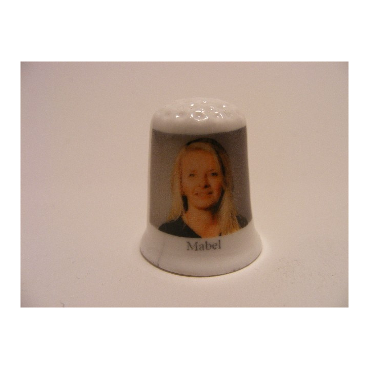 Prinses Mabel Martine Wisse Smit op een porselein vingerhoedje