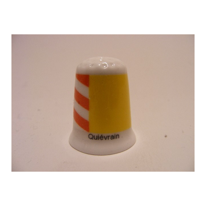 Quievrain gemeente vlag in Belgie op een porselein vingerhoedje