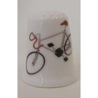 Racefiets op een porselein vingerhoedje