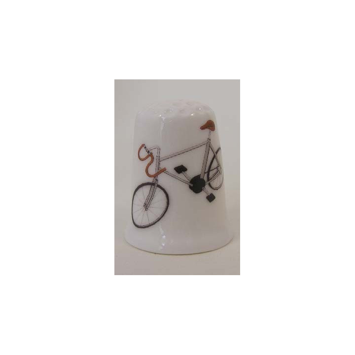 Racefiets op een porselein vingerhoedje