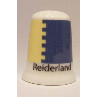 Reiderland Nederlandse gemeentevlag op een porselein vingerhoedje