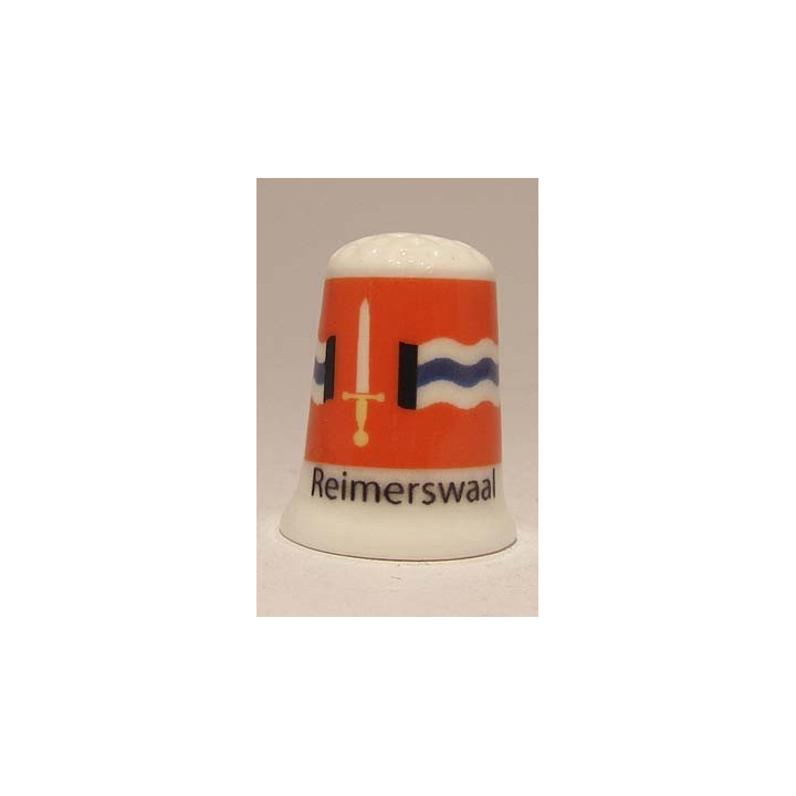 Reimerswaal Nederlandse gemeentevlag op een porselein vingerhoedje