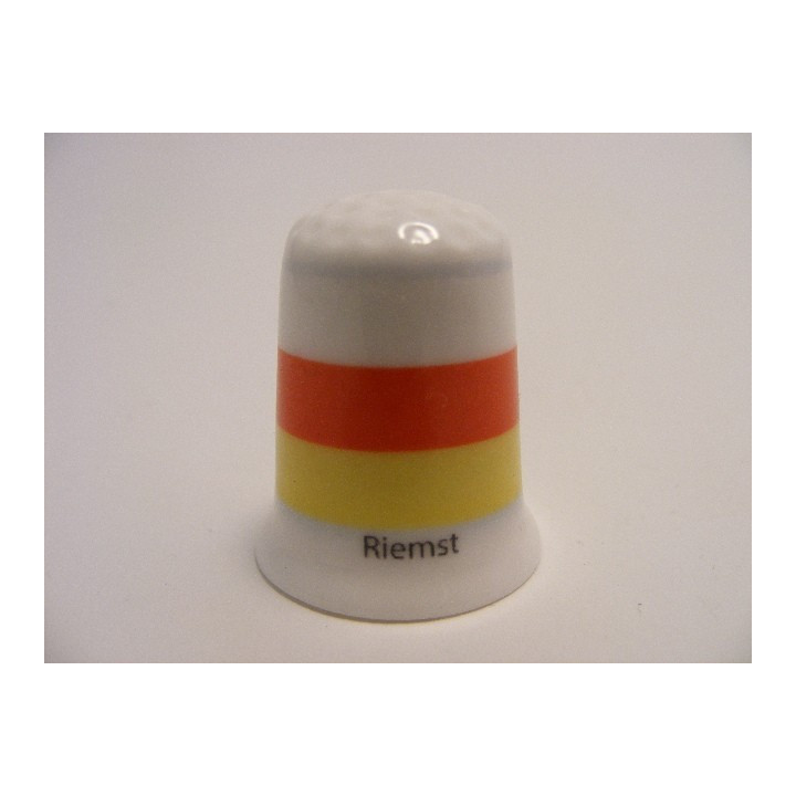 Riemst vlag Belgie op een porselein vingerhoedje