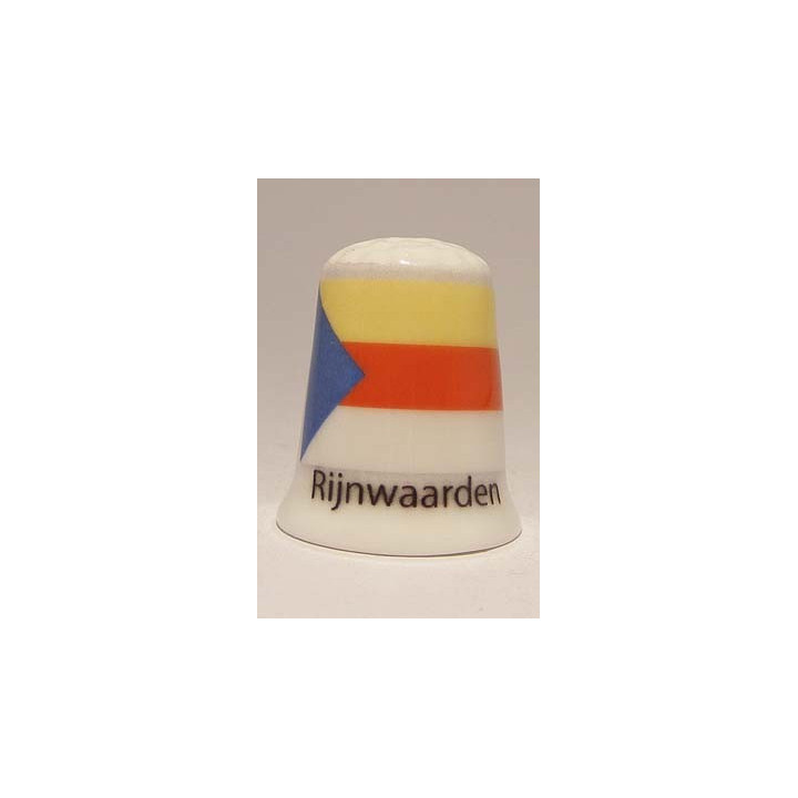 Rijnwaarden Nederlandse gemeentevlag op een porselein vingerhoedje