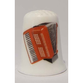 Rode accordeon op een porselein vingerhoedje