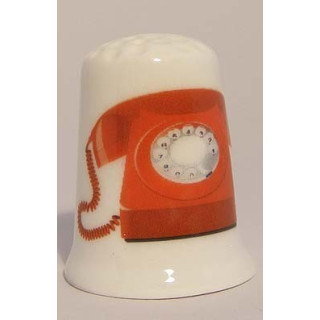 Rode telefoon op een porselein vingerhoedje