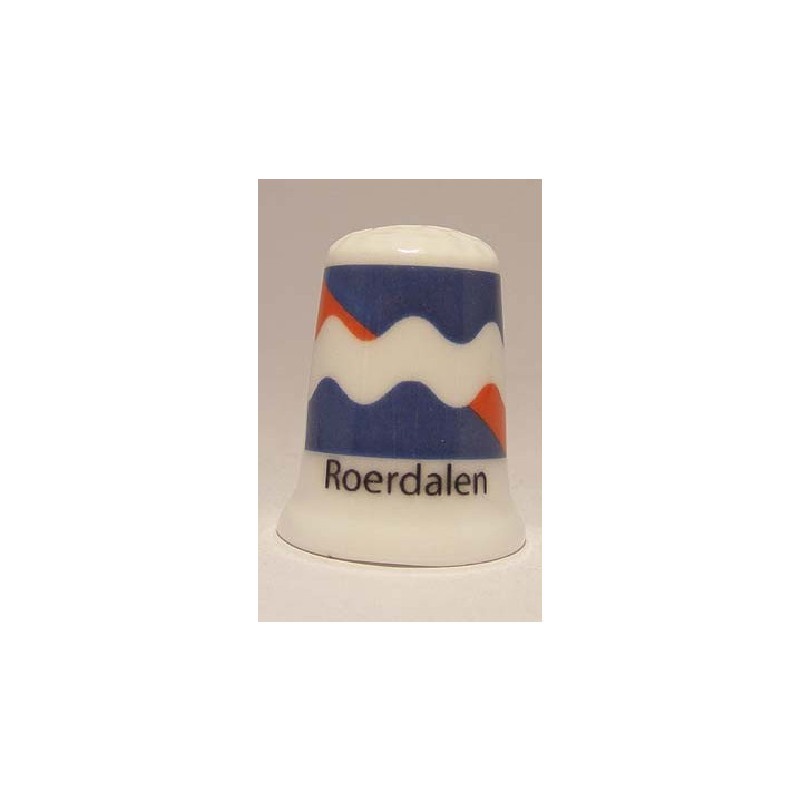 Roerdalen Nederlandse gemeentevlag op een porselein vingerhoedje