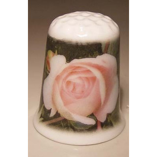 Roos bloem op een porselein vingerhoedje nr02