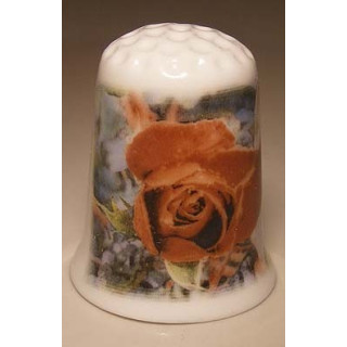 Roos bloem op een porselein vingerhoedje nr03