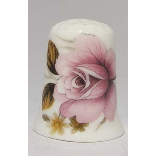 Roze roos bloem op een porselein vingerhoedje