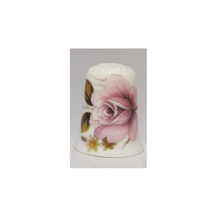 Roze roos bloem op een porselein vingerhoedje