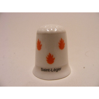 Saint Leger gemeente vlag in Belgie in provincie Luxemburg op een porselein vingerhoedje