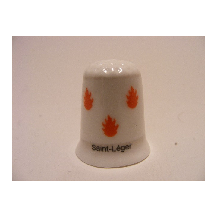 Saint Leger gemeente vlag in Belgie in provincie Luxemburg op een porselein vingerhoedje