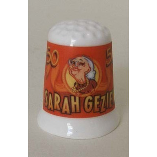 Sarah gezien op een porselein vingerhoedje