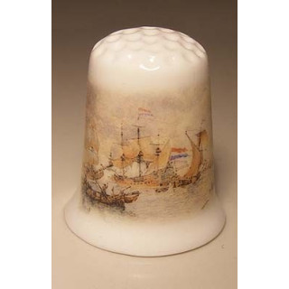 Schepen te water op een porselein vingerhoedje