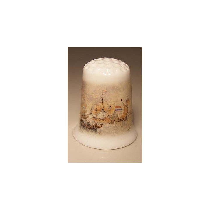 Schepen te water op een porselein vingerhoedje