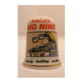 Singer big nine naaimachine op een porselein vingerhoedje