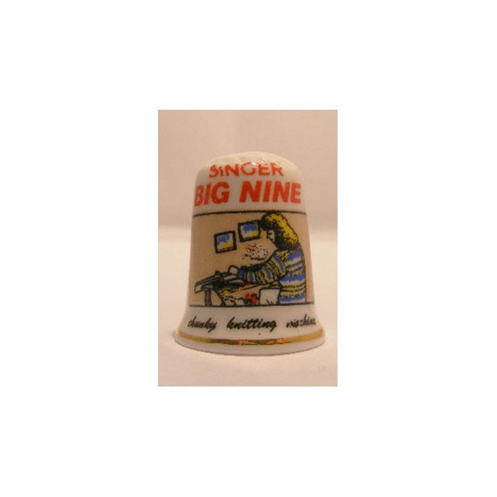 Singer big nine naaimachine op een porselein vingerhoedje