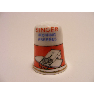 Singer ironing presses op een porselein vingerhoedje
