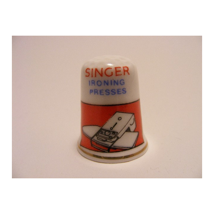 Singer ironing presses op een porselein vingerhoedje