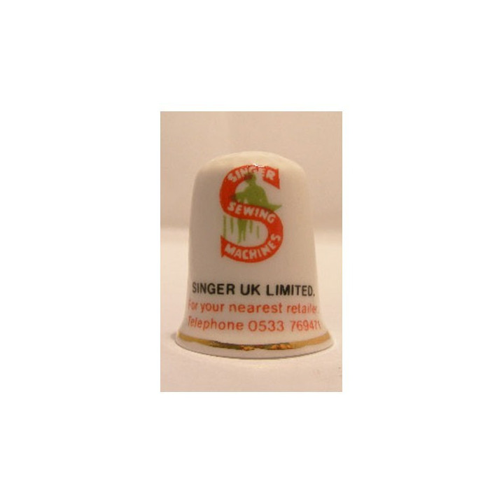 Singer sewing naaimachine op een porselein vingerhoedje