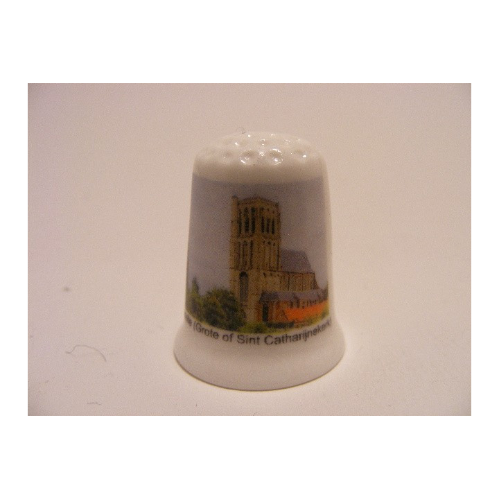 Sint Catharijnekerk in de vestingstad Brielle op een porselein vingerhoedje