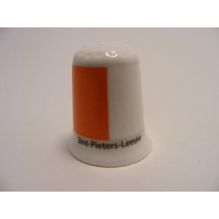 Sint-Pieters-Leeuw vlag Belgie op een porselein vingerhoedje