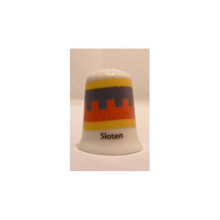 Sloten gemeentevlag in Friesland op een porselein vingerhoedje