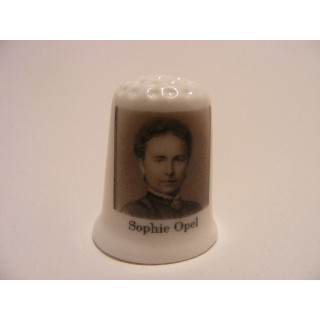 Sophie Opel op een porselein vingerhoedje