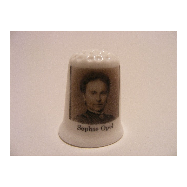 Sophie Opel op een porselein vingerhoedje