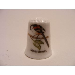 Staartmees zangvogel Aegithalos caudatus op een porselein vingerhoedje