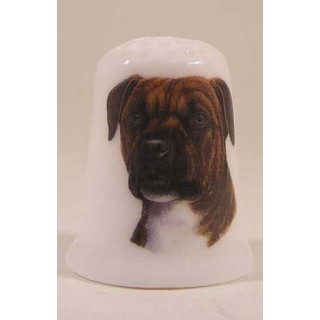 Staffordshire hond op een porselein vingerhoedje