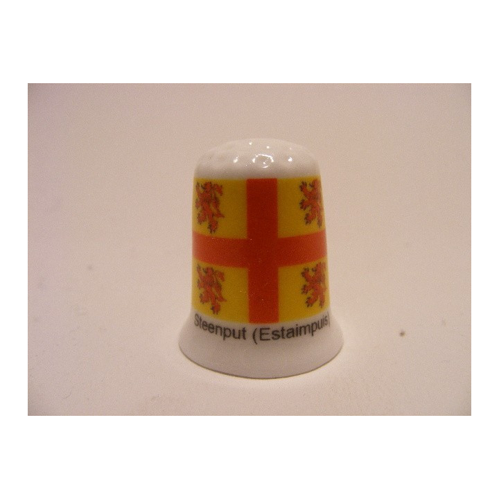 Steenput gemeente vlag in Belgie op een porselein vingerhoedje