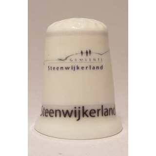 Steenwijkerland Nederlandse gemeentevlag op een porselein vingerhoedje