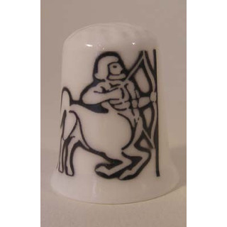 Sterrenbeeld Boogschutter getekend op een porselein vingerhoedje