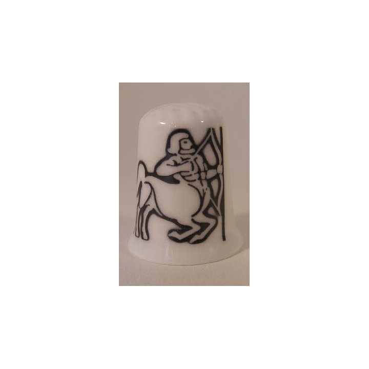 Sterrenbeeld Boogschutter getekend op een porselein vingerhoedje