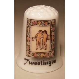 Sterrenbeeld Tweelingen op een porselein vingerhoedje