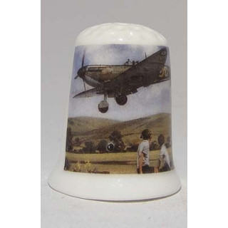 Supermarine Spitfire vliegtuig op een porselein vingerhoedje