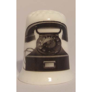 Telefoon van vroeger op een porselein vingerhoedje