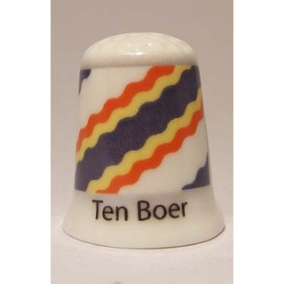 Ten Boer Nederlandse gemeentevlag op een porselein vingerhoedje