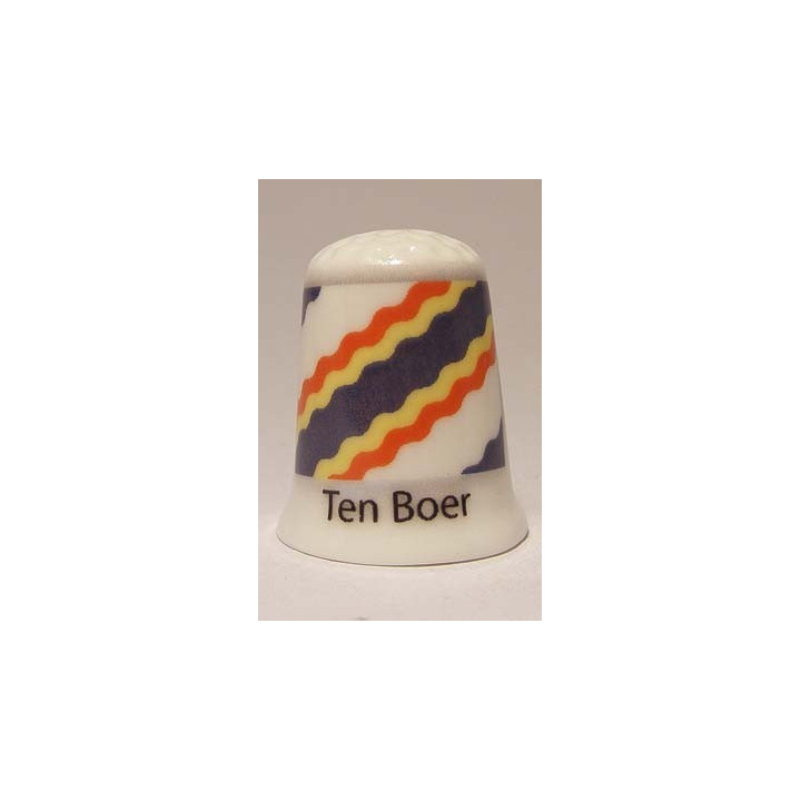 Ten Boer Nederlandse gemeentevlag op een porselein vingerhoedje