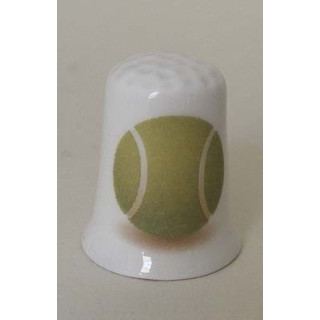 Tennisbal op een porselein vingerhoedje