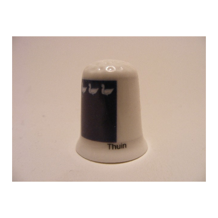 Thuin gemeente vlag in Belgie op een porselein vingerhoedje