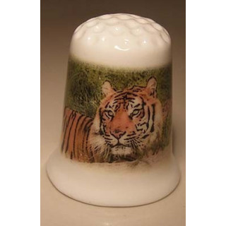 Tijger in het bos op een porselein vingerhoedje