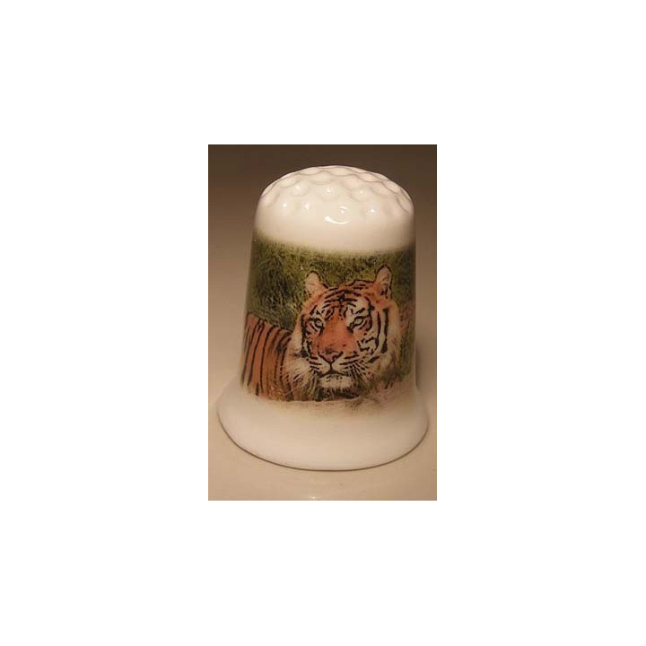 Tijger in het bos op een porselein vingerhoedje