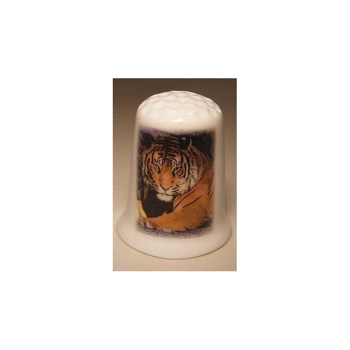 Tijger kop op een porselein vingerhoedje